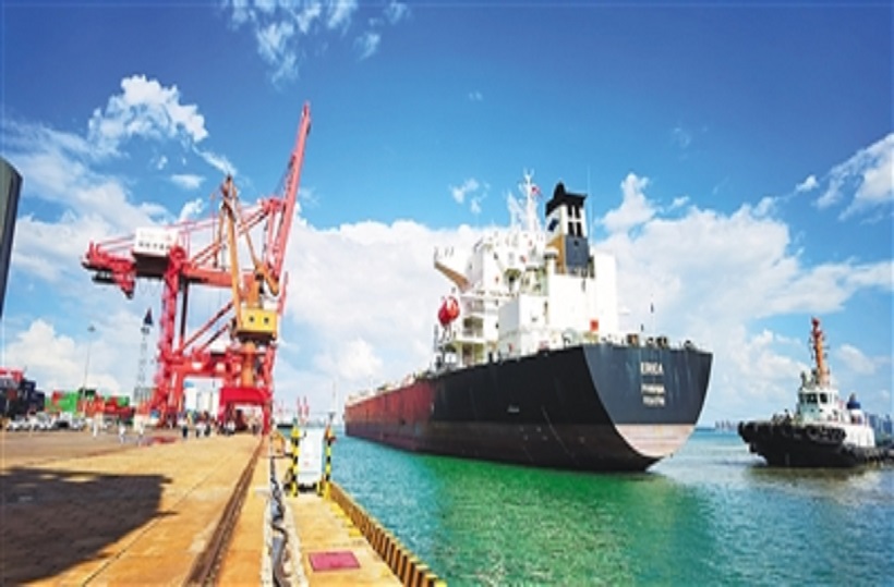巴拿马籍7.5万吨散货轮靠泊国投洋浦港